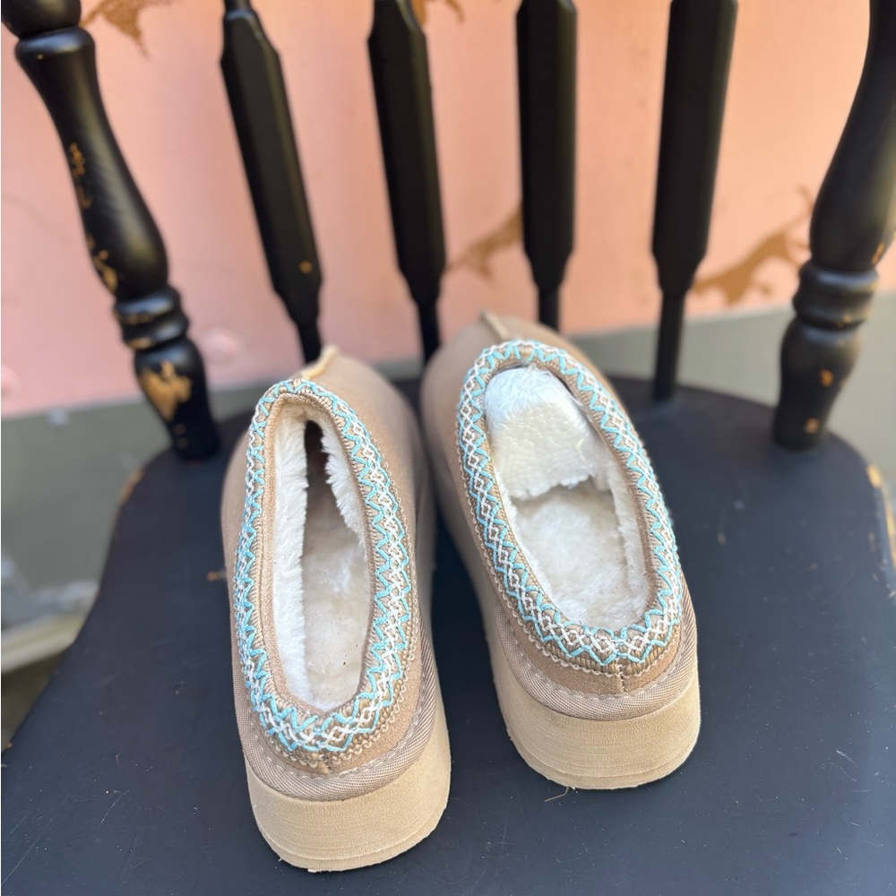 Cozy Tan Platform Slippers with Blue Trim - Picture 4 of 6